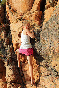 小女孩爬上岩石图片