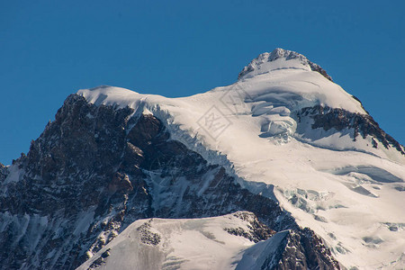 Jungfrau地区的全景观图片