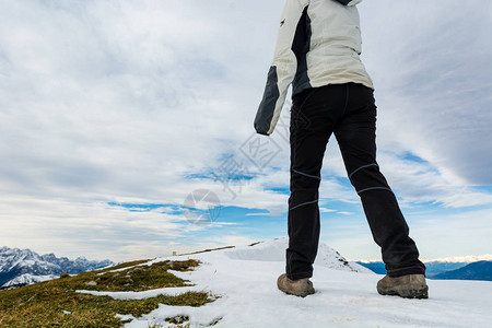走 雪低角度观察在雪上山脊上行走的人背景
