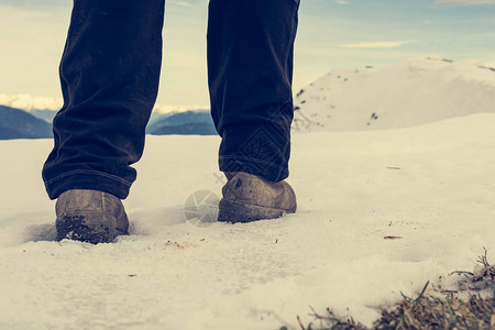 低角度观察在雪上山脊上行走的人图片