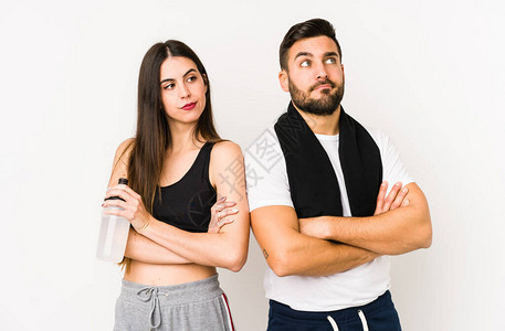 年轻caucasian健身夫妇孤立不愉快的不快乐以讽刺的表情图片