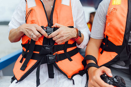 船上的游客穿上救生衣背景图片