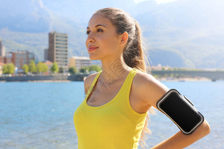 成功的积极女运动员在夏季跑步或户外运动前佩戴空白臂章进行广告宣传女人在运动生活图片