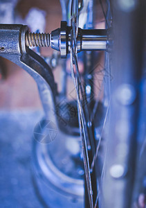 自行车轮在支架上进行检查并在维修店进行调整自行车修理工图片