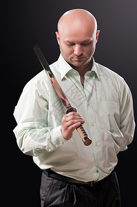 拿着刀的人背景图片