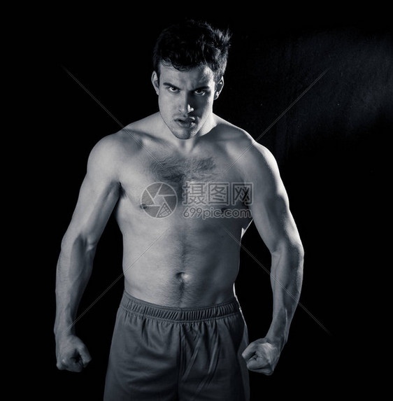强壮的运动员模型展示了六块腹肌背部和躯干健美感肌肉男与运动员肌肉发达的身体摆在黑色背景下在身体护理健身健美运图片