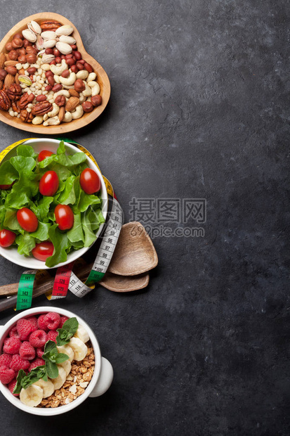 健康食品和健身理念沙拉水果蔬菜坚果和谷物顶视图平躺图片