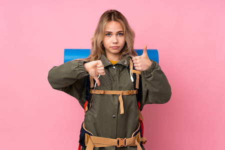 俄罗斯登山少女背着一个大背包图片