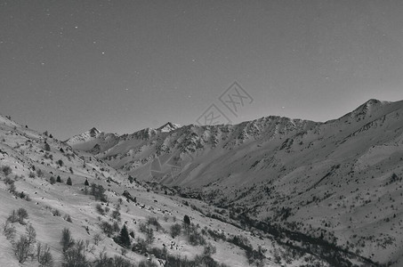 法国阿尔卑斯山萨沃伊欧洲冬季滑雪区夜星的Valmei图片