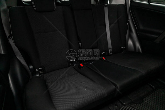 带安全带的黑色后排座椅的特写镜头现代汽车内饰图片