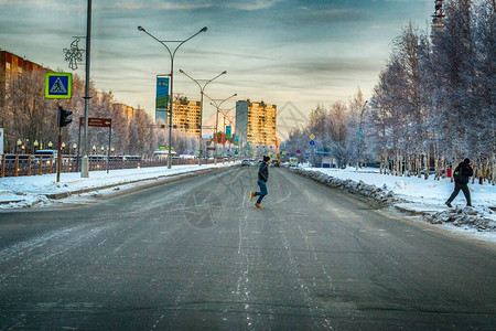 过冬道路的人北图片