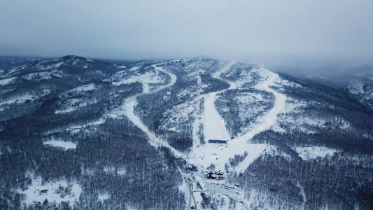 多云天气下滑雪场的顶视图影视素材美丽的雪山图片