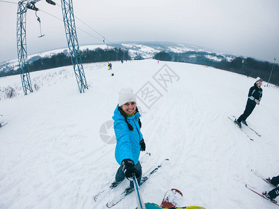 女人在雪山滑雪时自拍图片