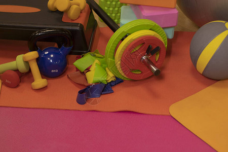 设置各种明亮的运动器材的组成壶铃健身带球地毯哑铃杠铃体育概念图片