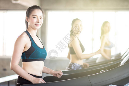 健身体育运动健康概念运动场女图片