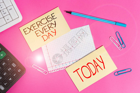 概念手写显示每天锻炼概念意思是大力移动身体以保持健康和健康书写设备和放在普通桌子背景图片