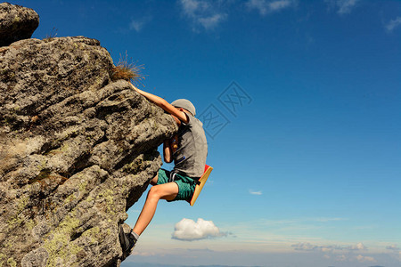 该男孩从事登山活动图片