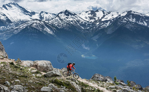 加拿大不列颠哥伦比亚省惠斯勒山脉的山图片