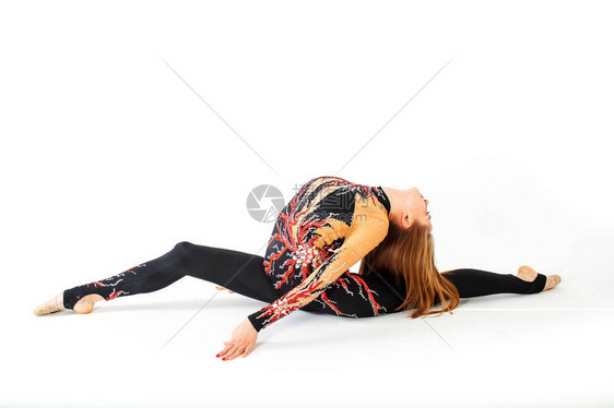 艺术体操白色背景的年轻体操女孩图片