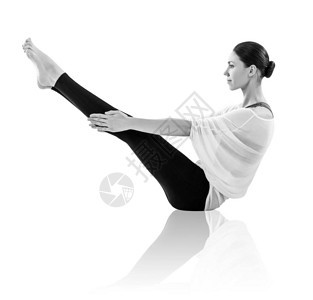 做瑜伽锻炼的年轻女人伸展在地上图片