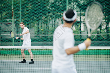 职业网球员在球场上打网球图片