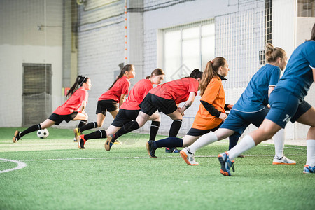 参加运动制服运动的活跃女足球运动员小组图片