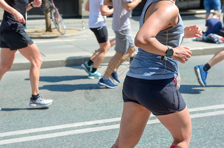 马拉松赛跑比赛女选手参加道路赛跑体育竞赛健身和健康生图片
