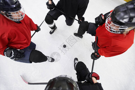 上面的冰球选手背景准备开始与滑冰场决斗复制空图片