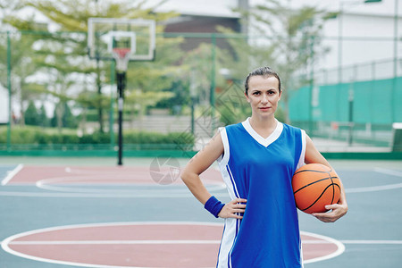 自信而严肃的女篮球运动员的肖像图片