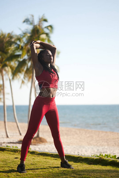 美丽的年轻黑人女子在早晨在海滩上奔跑后图片