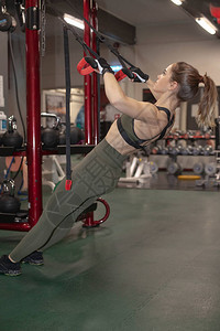 在健身房锻炼的年轻健身女人图片