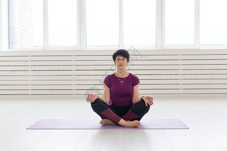 瑜伽人的概念一个中年女人在背景图片