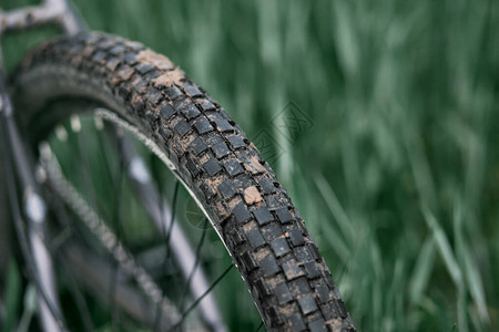 关闭棋盘轮胎自行车轮覆盖着污垢山地自行车轮覆盖着粘土户图片