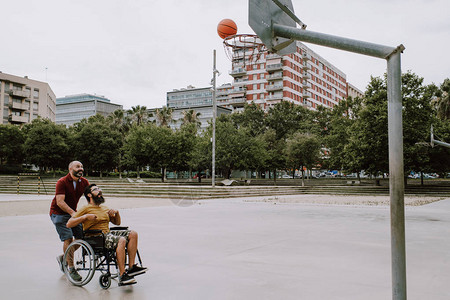 一个瘫痪的人坐在轮椅上打篮球图片