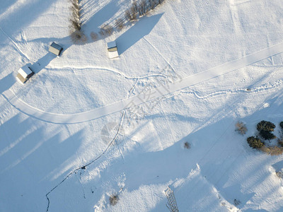 在雪覆盖地面上跨轨道图片
