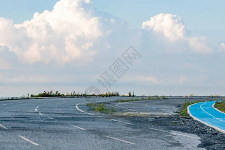 自行车和柏油路图片