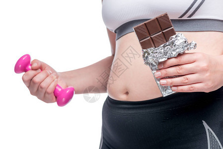 哑铃和巧克力肚特写的女人图片
