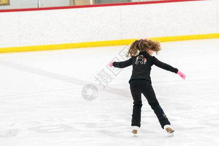 小女孩在室内溜冰场练习花图片