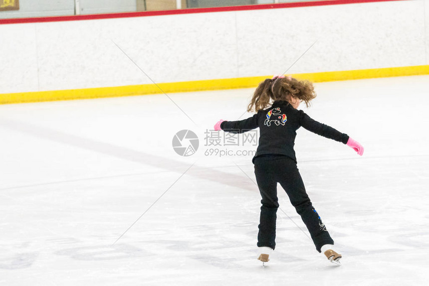 小女孩在室内溜冰场练习花图片