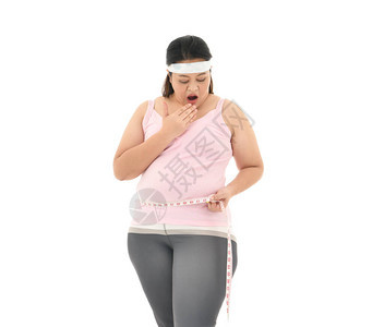 体重超的亚裔女测量其腰线脂肪腹部白图片