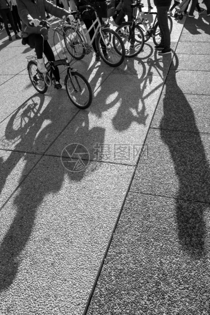 黑白照片拍摄自行车及长影街上图片