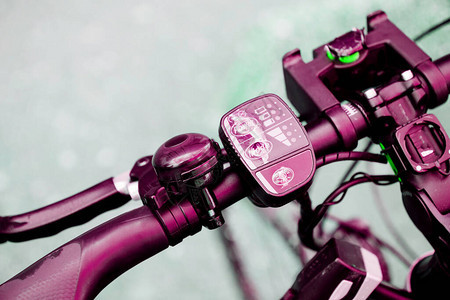 配有速度控制器电池充电指示器和警报铃声的现代电动自行车轮方向图片