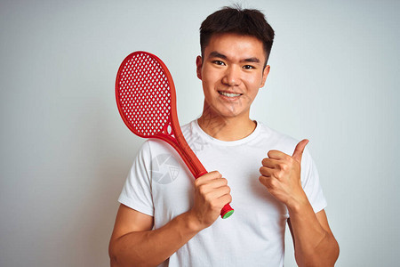 亚洲运动员在孤立的白人背景上站着网球拍打图片