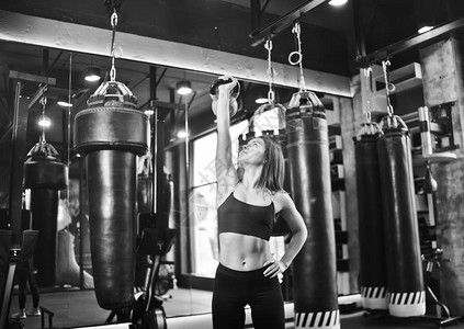 功能训练健身女人用壶铃锻炼女在健身房用壶铃图片