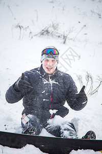 带着雪板快乐的年轻人在雪山享受阳光明媚的天气图片