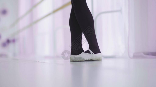 芭蕾舞女演员的舞蹈在演播室里穿着足尖鞋跳舞的女芭蕾舞演员照片图片