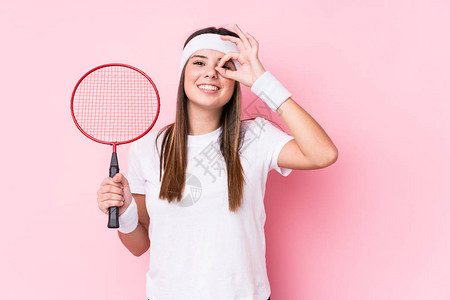 玩羽毛球的年轻caucasian女人孤立地感到兴奋保持正确的图片