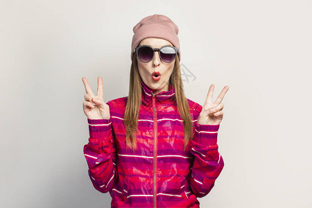 戴着眼镜帽子和粉色运动夹克的年轻女子图片