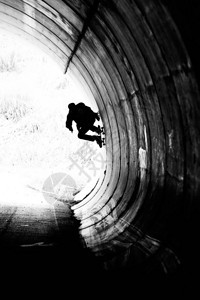 溜冰者在黑白隧道中转弯图片