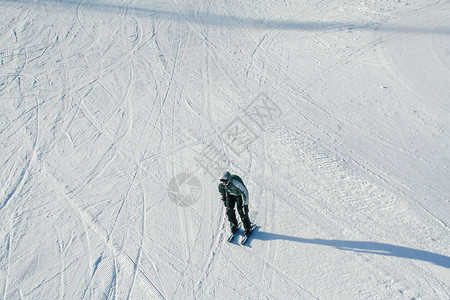 男子在斜坡上滑雪下坡斜坡上的滑雪者冬季运动概念滑雪图片